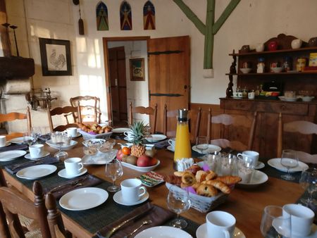 Une table de salle à manger avec des assiettes et des tasses dessus