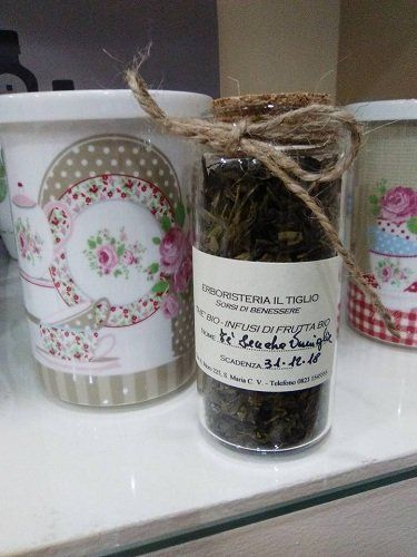 un barattolo di infusi di frutta biologica