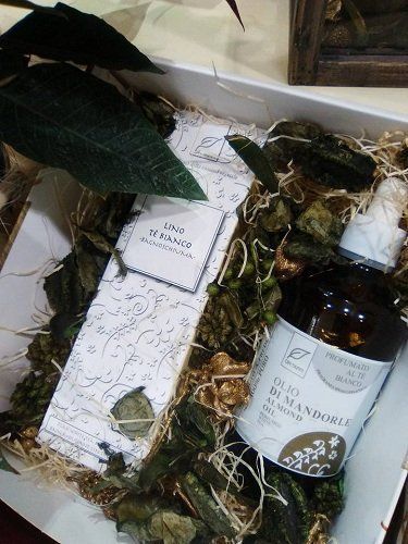 una boccetta di olio di mandorle