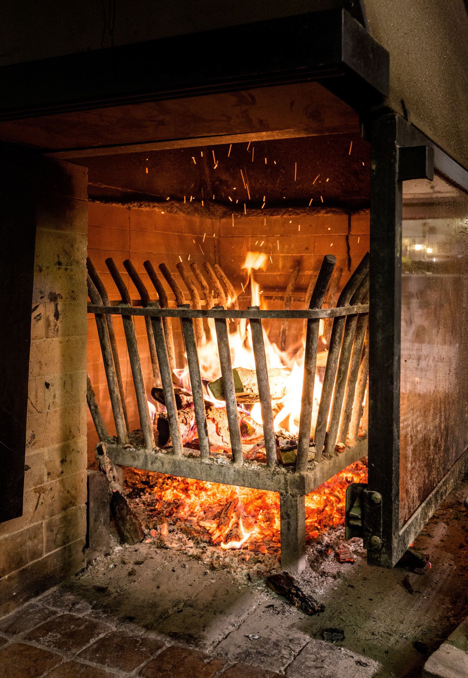 camino con brace in ristorante