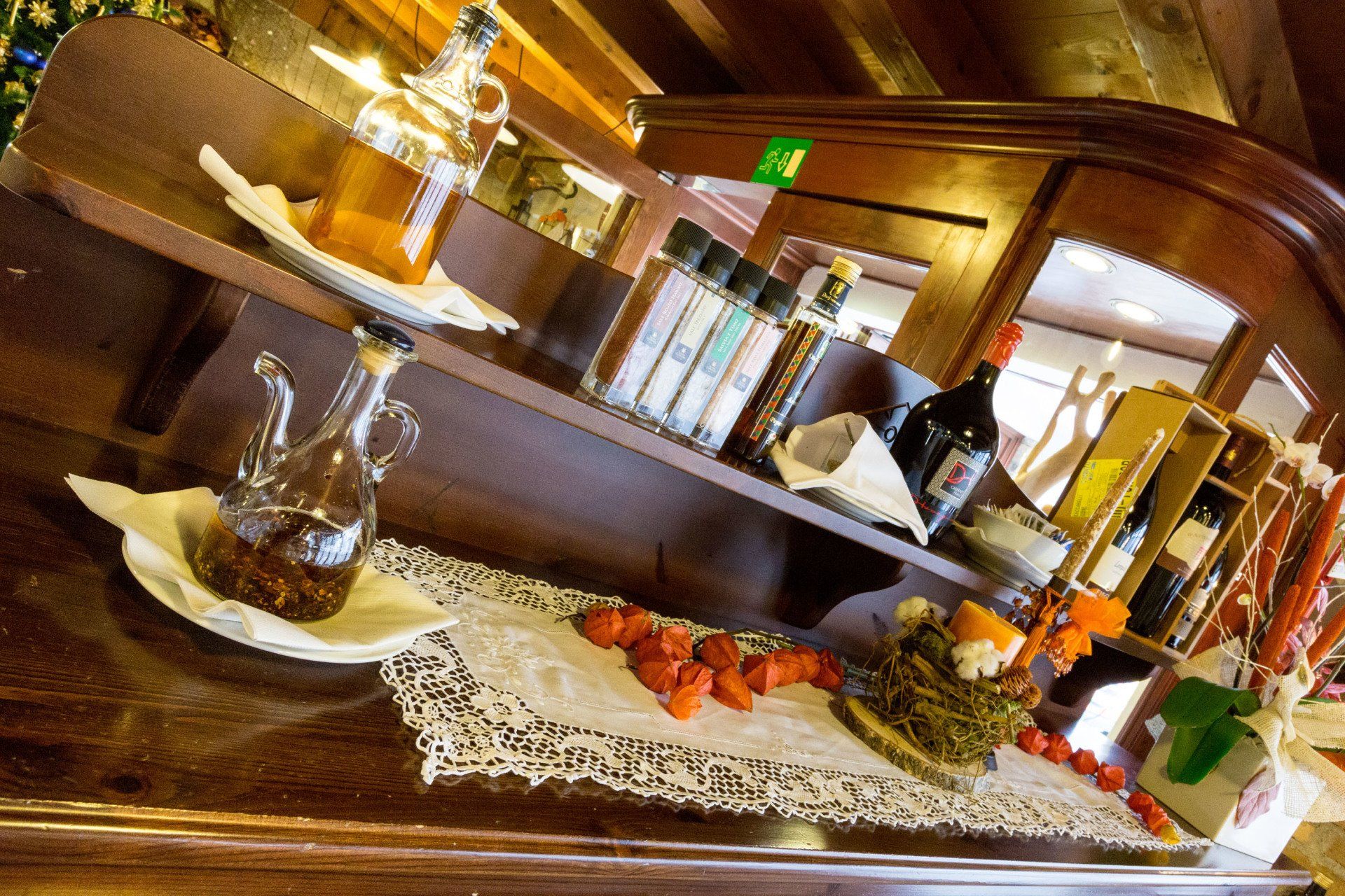 mensola con vino in ristorante