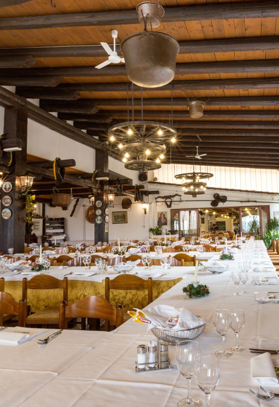 Locale con travi a vista