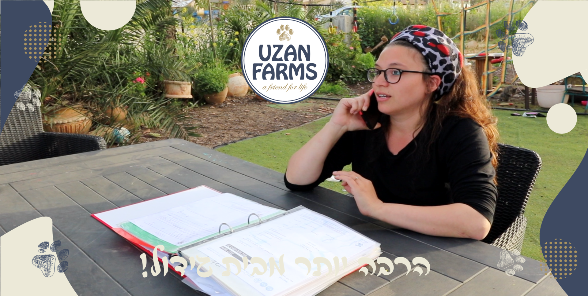 אילה אוזן, בעלת בית גידול Uzan Farms לפודל ובורדר קולי, בשיחה עם לקוח מול ההסכם