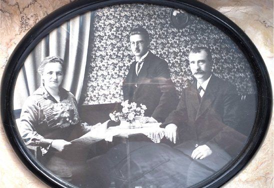Die Urgroßeltern mit dem Großvater