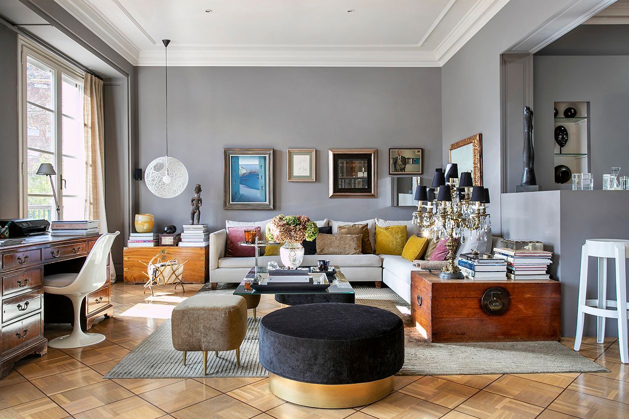 Una sala de estar llena de muebles y un sofá.