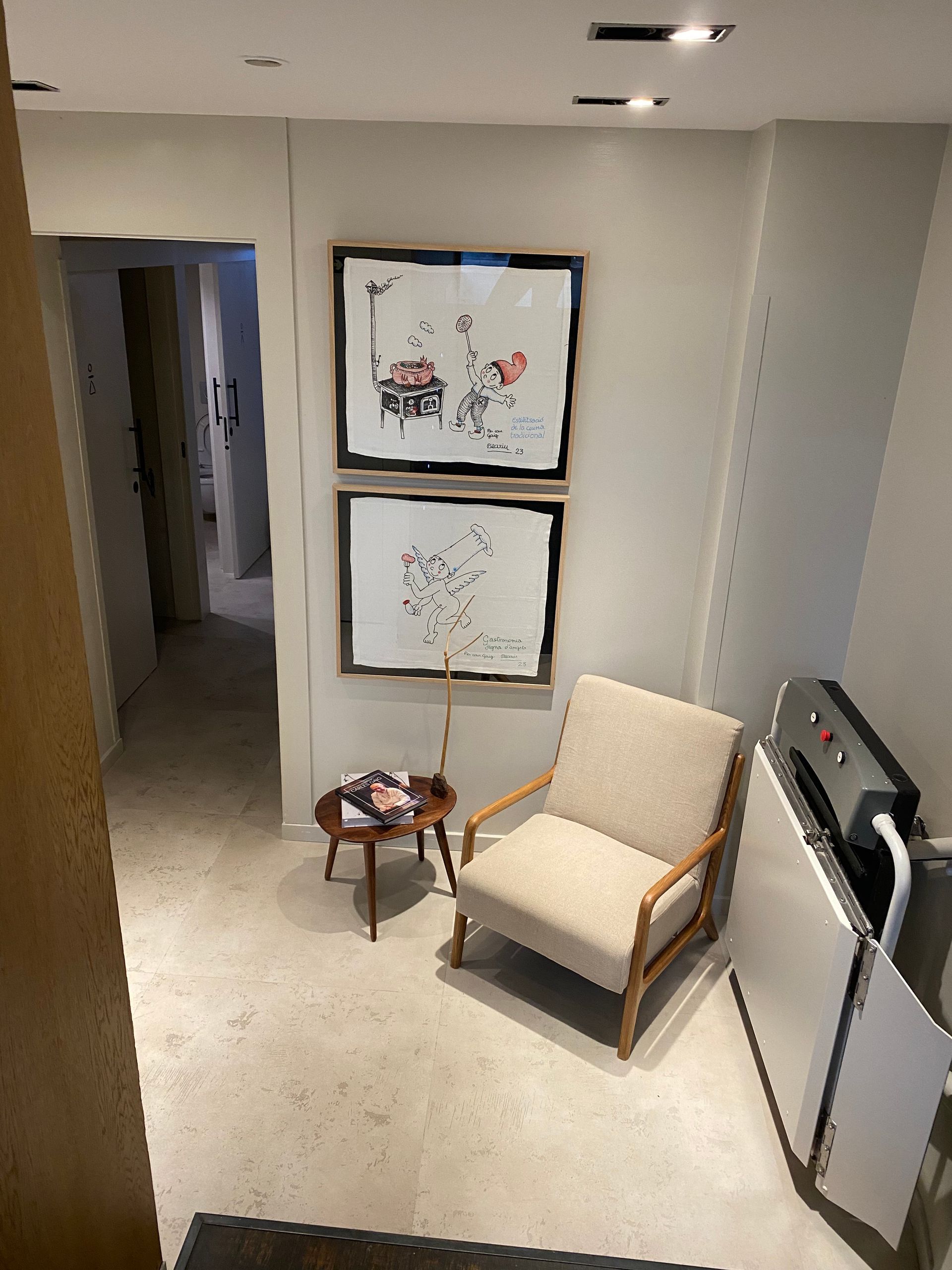 Hay una silla y una mesa en la habitación.