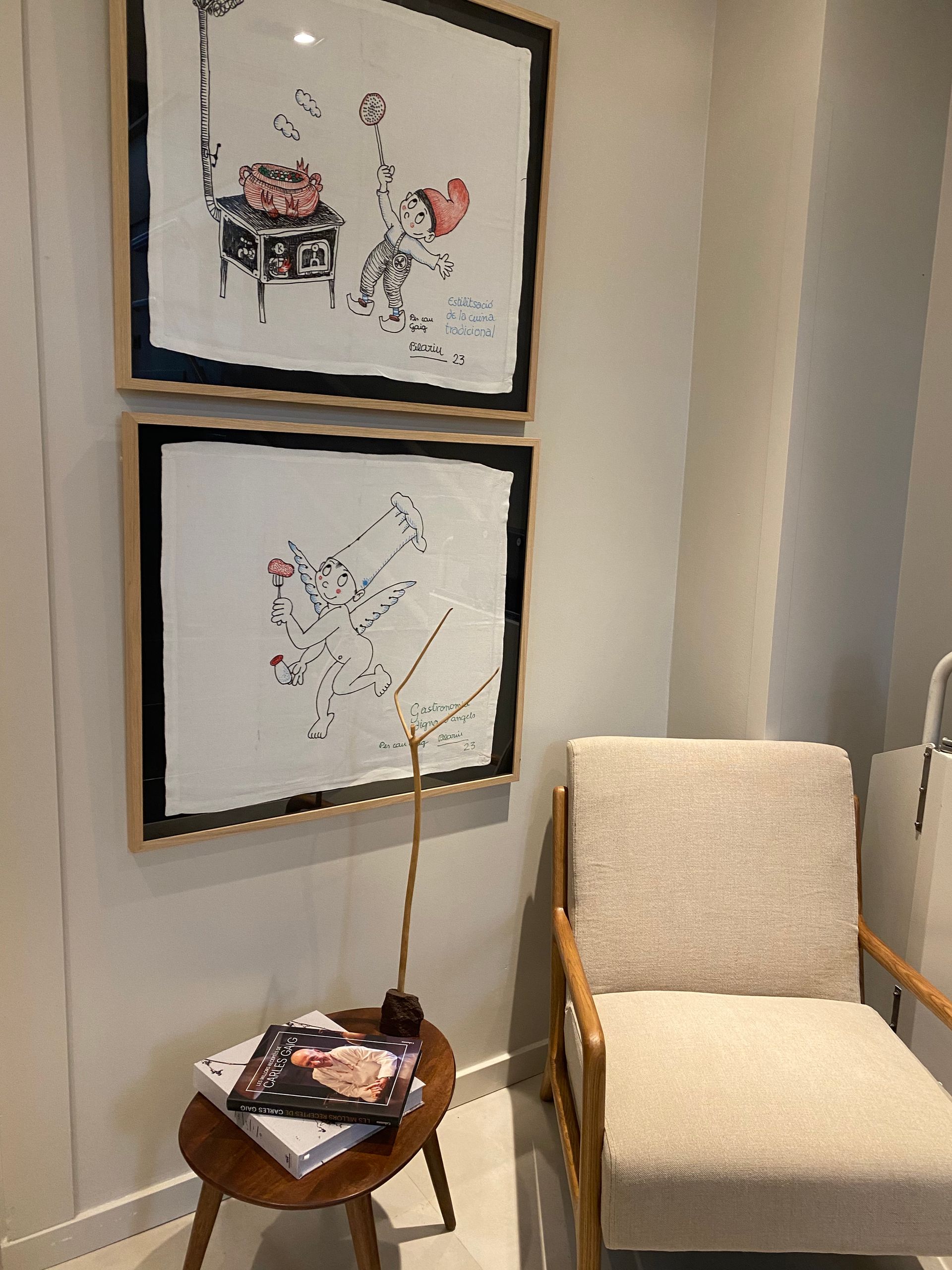 Hay dos cuadros en la pared encima de la silla.