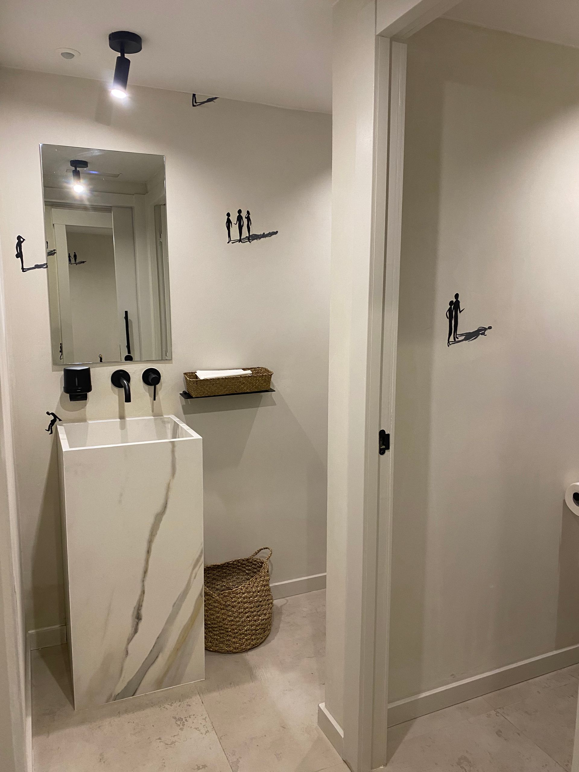 Un baño con lavabo y espejo.