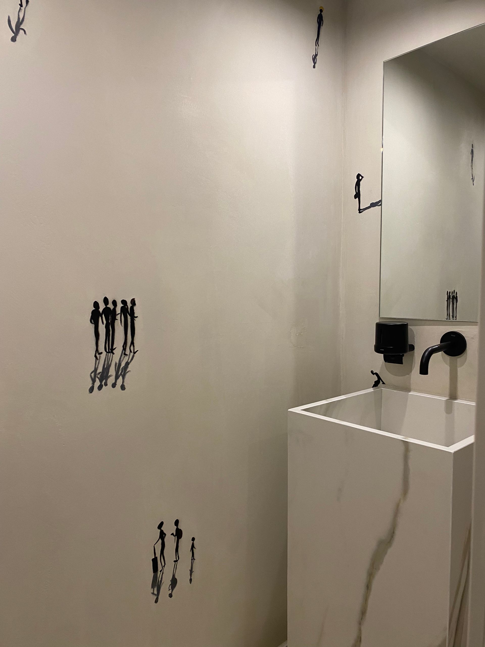 Un baño con un lavabo y un espejo en la pared.