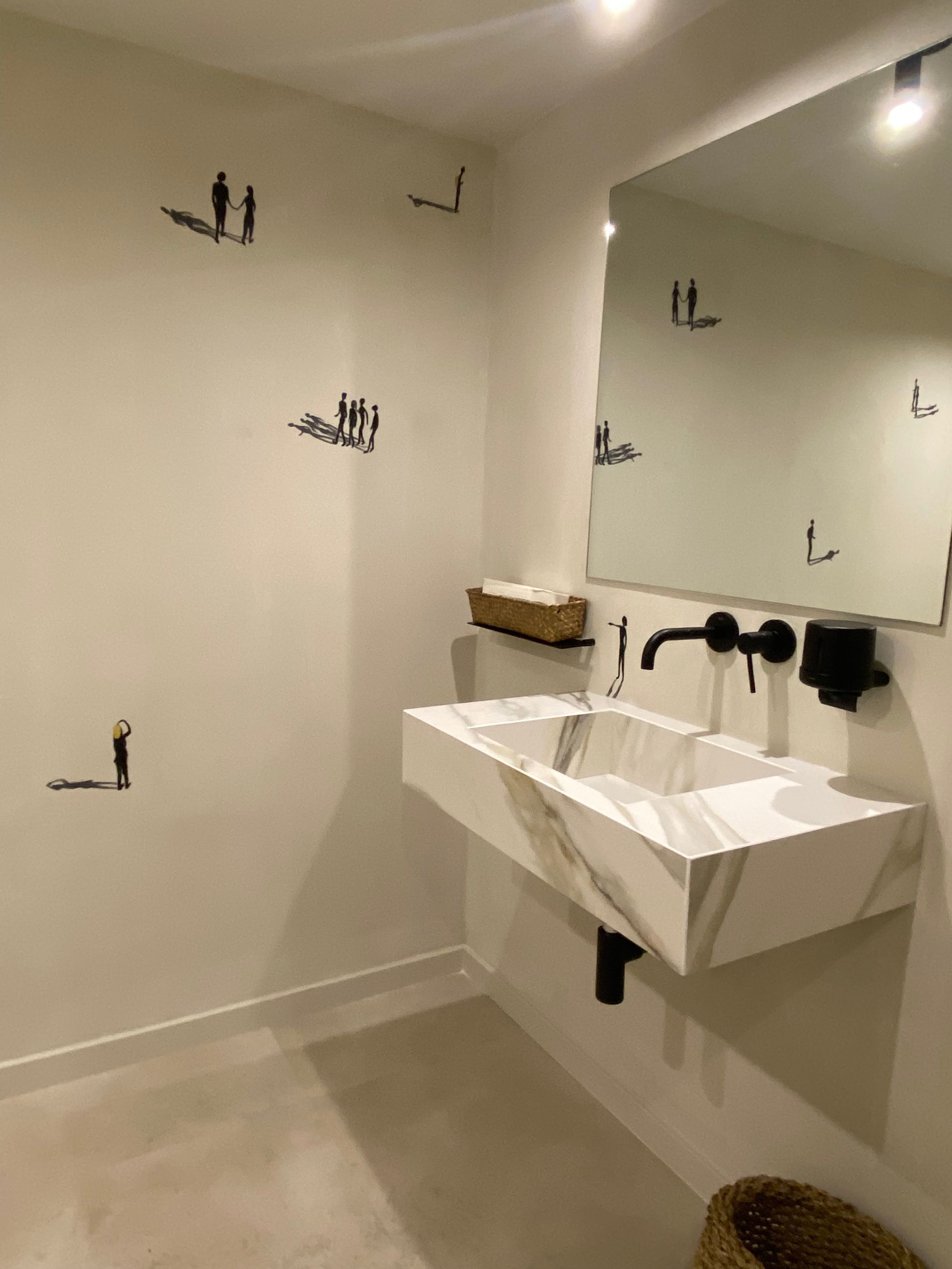 Un baño con dos lavabos y un espejo.