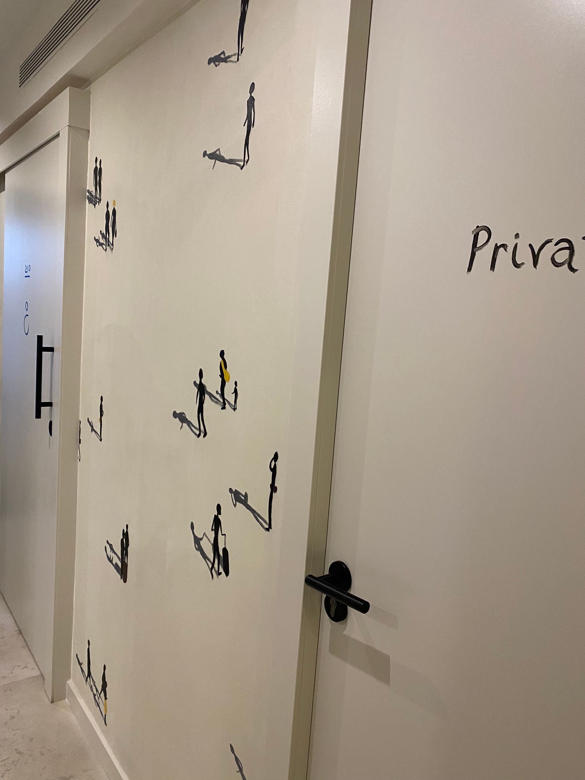 Un pasillo con una puerta que dice 'priva'