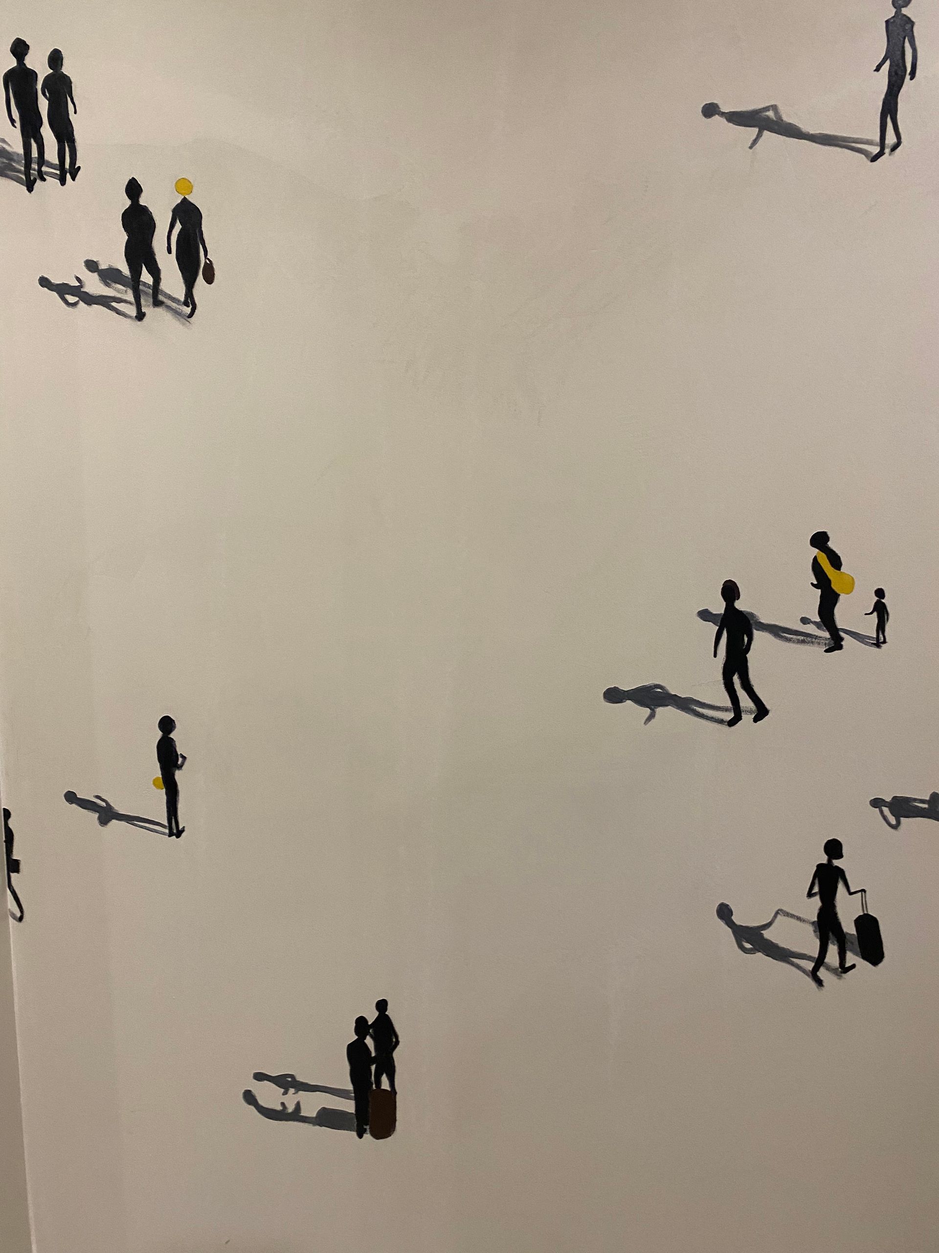 Una pintura de personas caminando en una playa con sus sombras.
