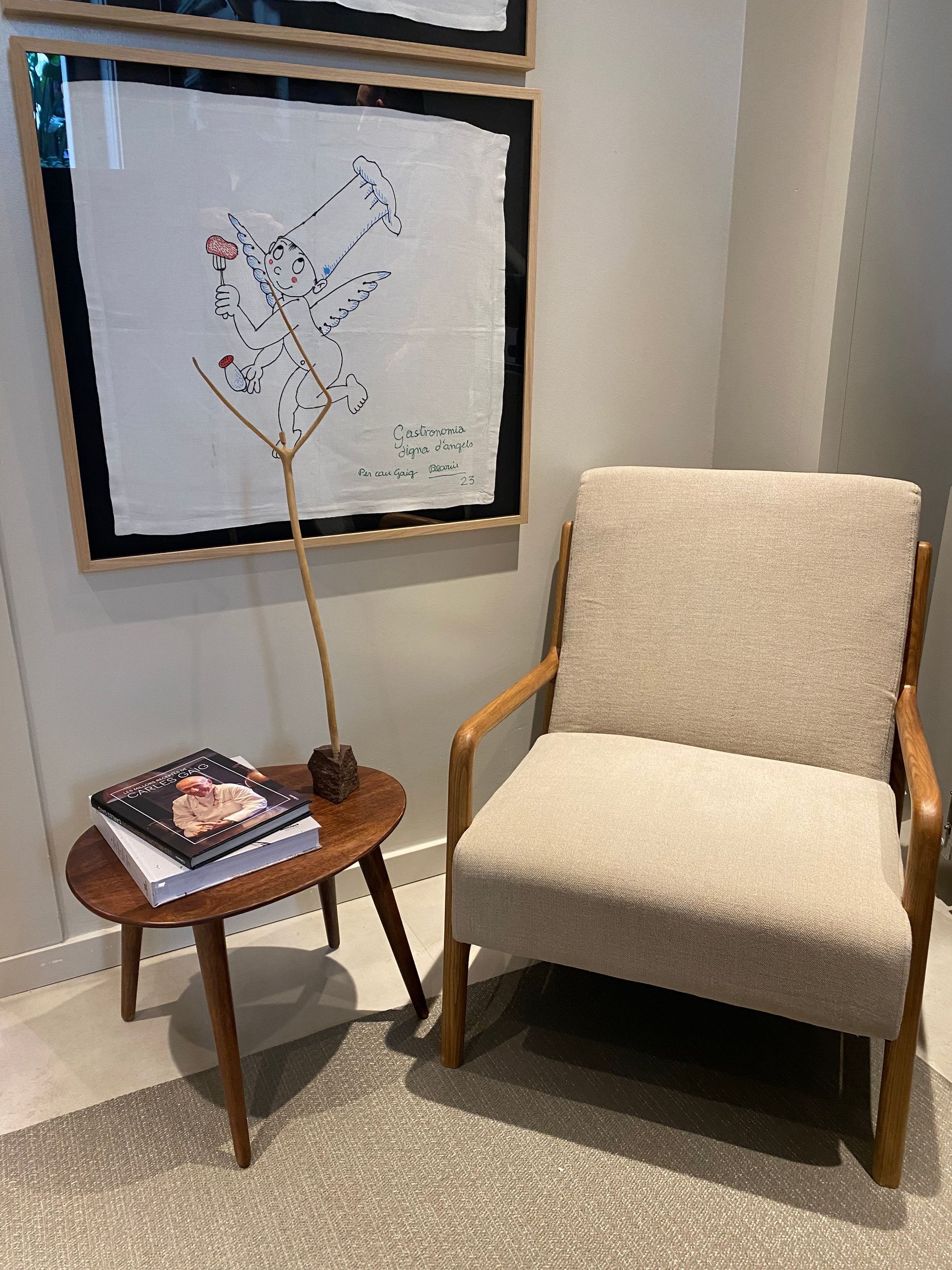 Una silla está al lado de una mesa pequeña en una habitación.