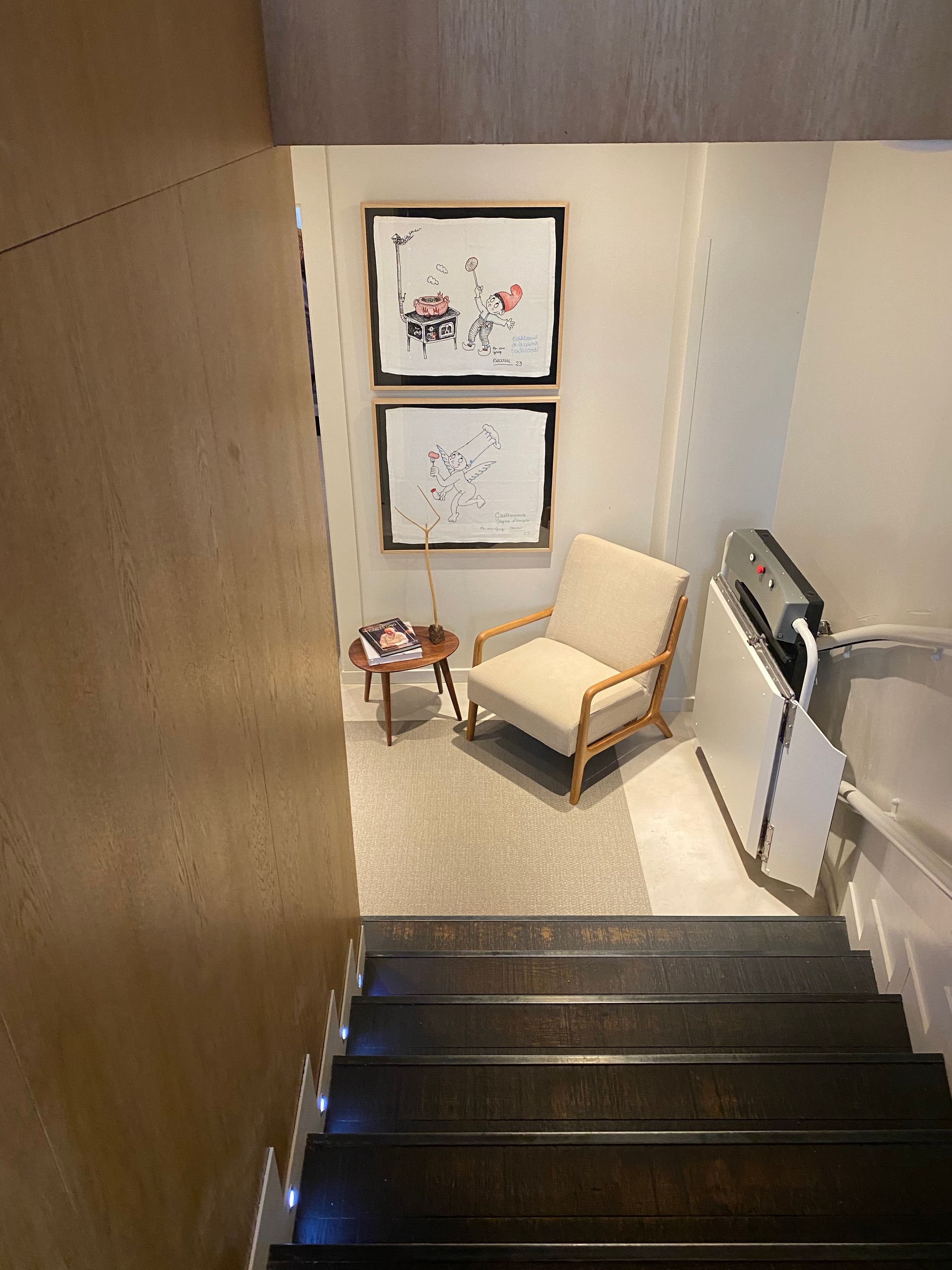 Una silla está en una habitación al lado de las escaleras.