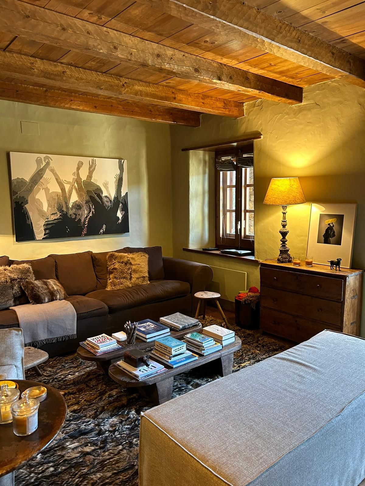 Un largo pasillo en un hotel con mesas y sillas.