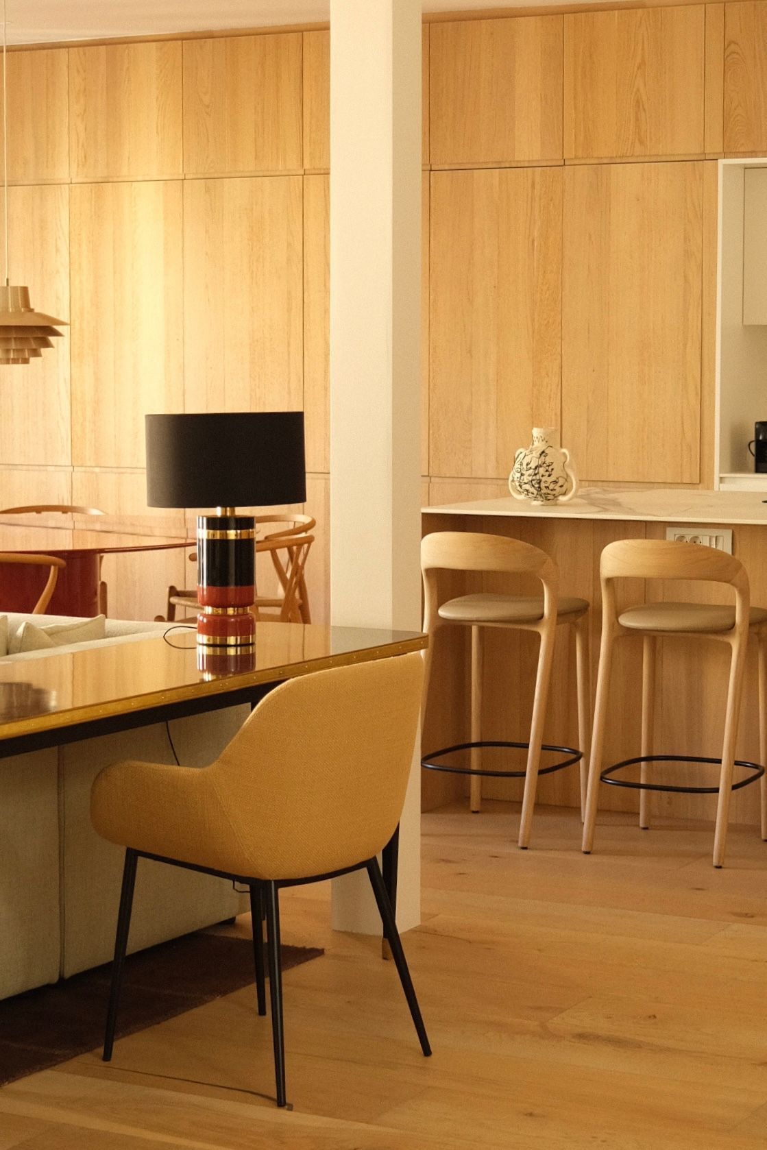 Una cocina con una mesa y sillas y una lámpara.