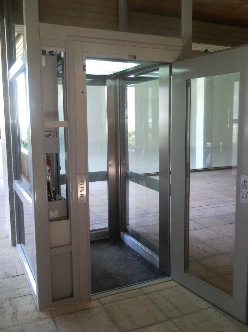 ascensore grigio aperto