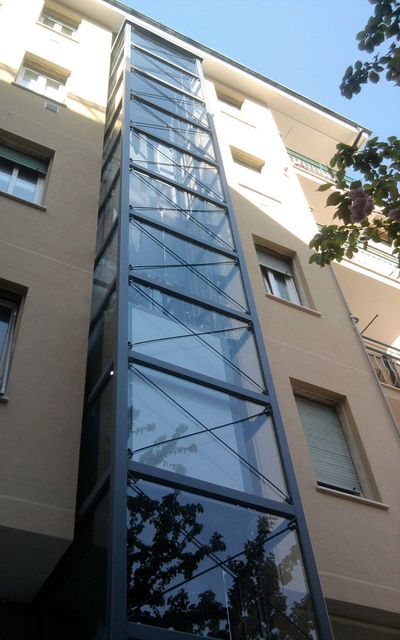 ascensore esterno in vetri di una palazzina
