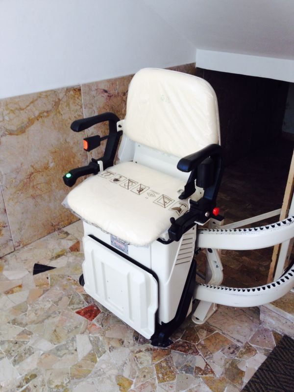 sedia bianca montascale