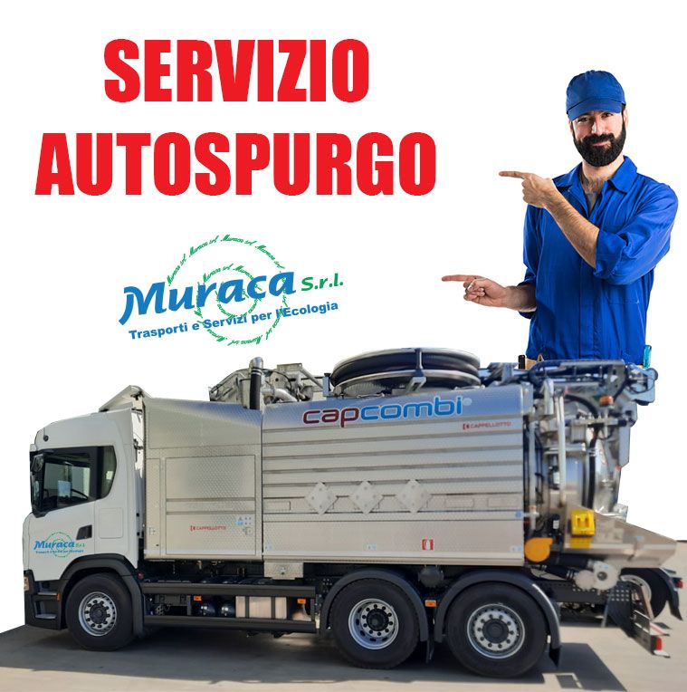 Un operaio in uniforme blu indica un camion della spazzatura con la scritta 