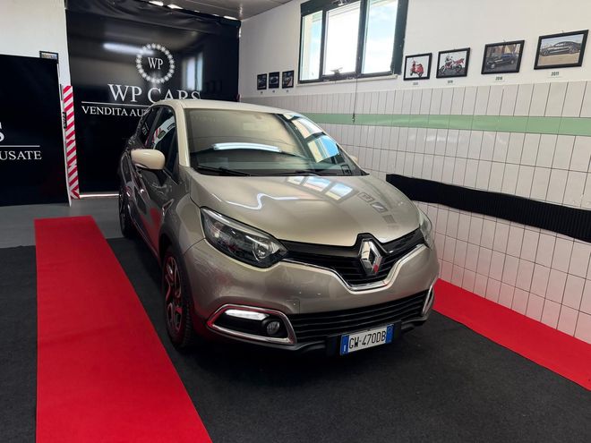 SUV Opel Mokka bianco parcheggiato in uno showroom con interni neri e rossi.