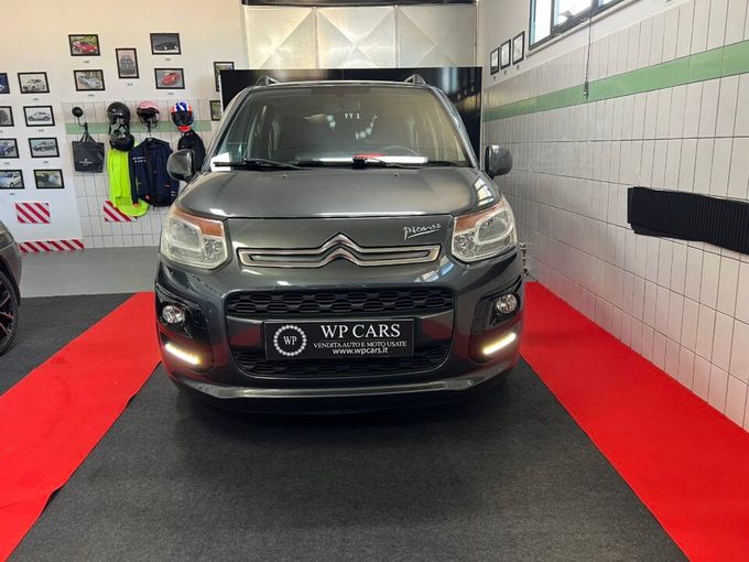 Citroën Picasso grigia parcheggiata in un garage, vista frontale.