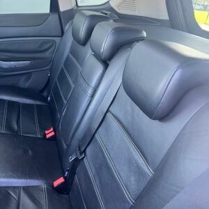 Sedili posteriori in pelle nera con poggiatesta e cinture di sicurezza.