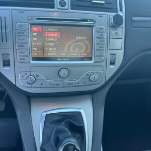 Cruscotto dell'auto con display radio e cambio marcia. Interni argento e neri.