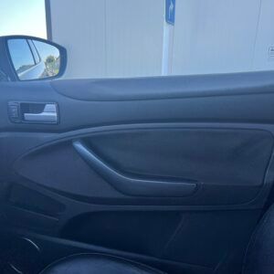 Interno nero dell'auto ford kuga