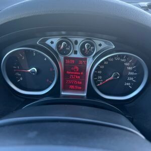 Cruscotto dell'auto che mostra velocità, temperatura, chilometraggio e ora.