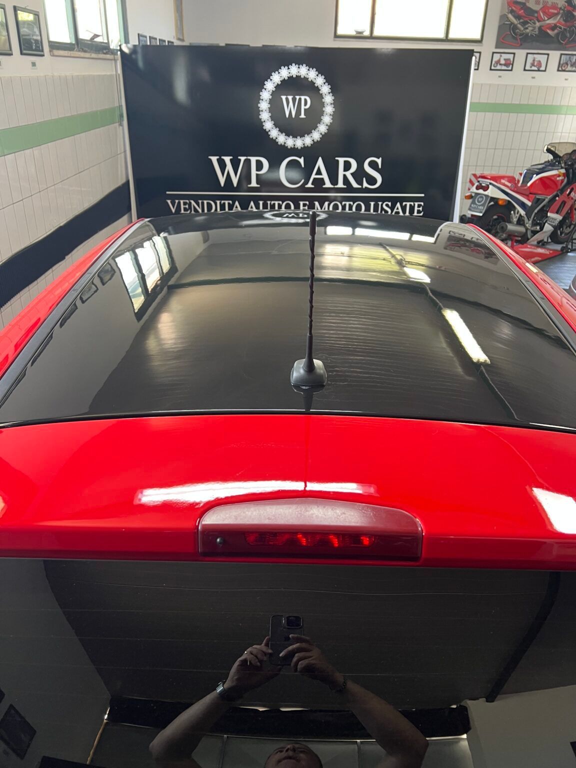 Tetto rosso di un'auto con tettuccio apribile nero