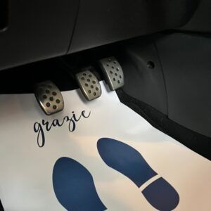 Pedali di un'auto con la scritta