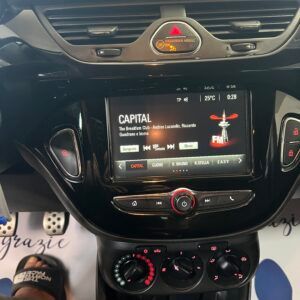 Cruscotto nero con radio che mostra la stazione