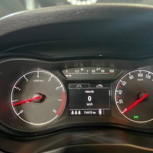 Cruscotto con tachimetro a 0, contagiri a 0 e contachilometri totale 114413. Il display centrale indica