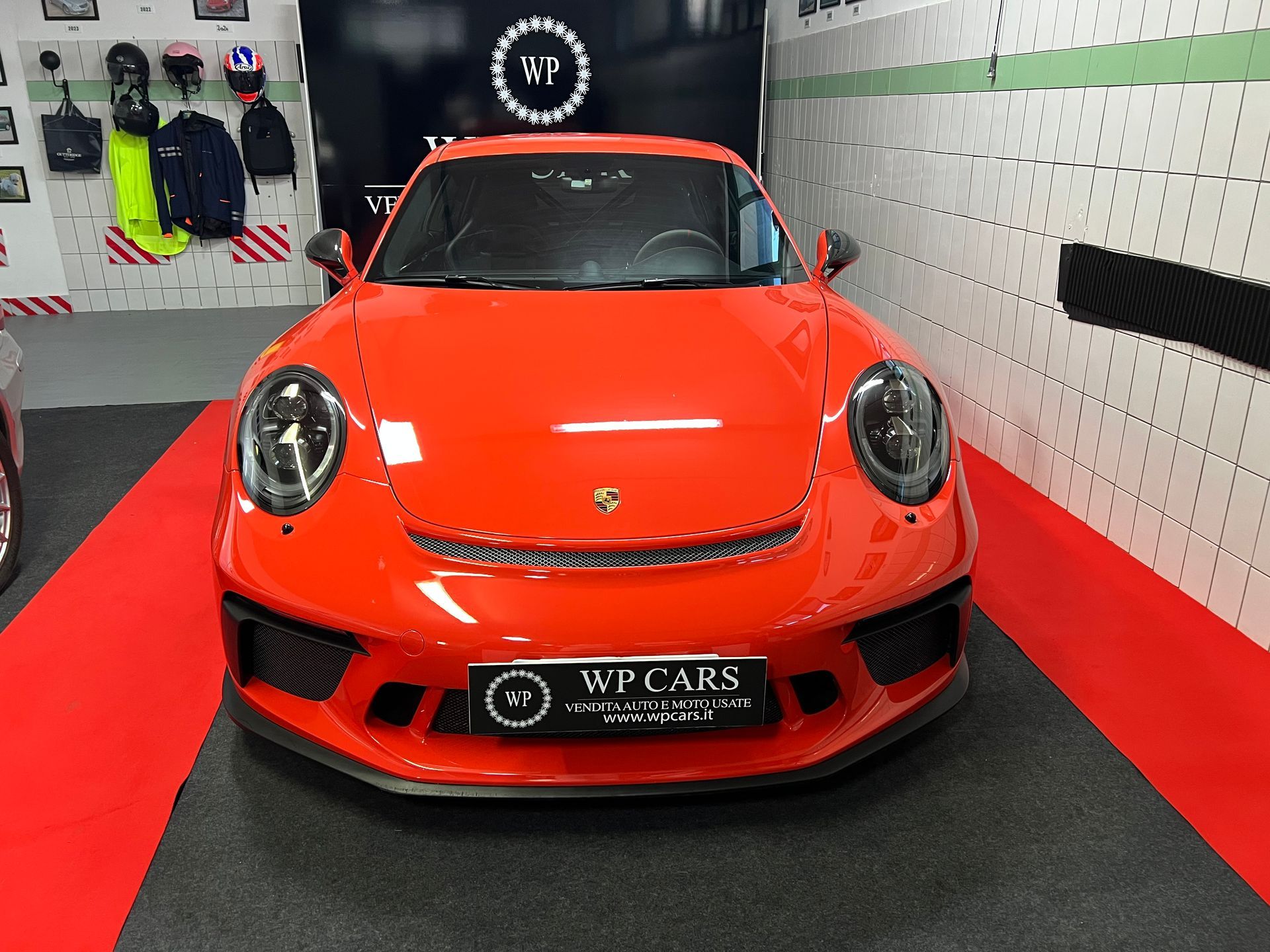 Mercedes-Benz SL argentata in un garage con pavimento nero e rosso, circondata dal marchio VP Cars.