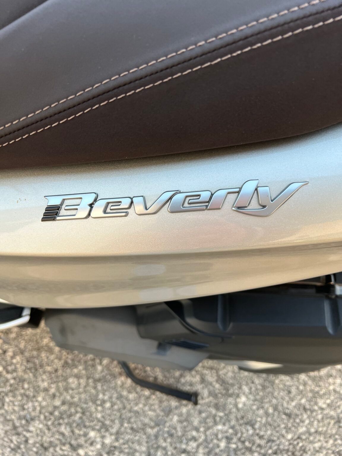 Monopattino argentato con logo