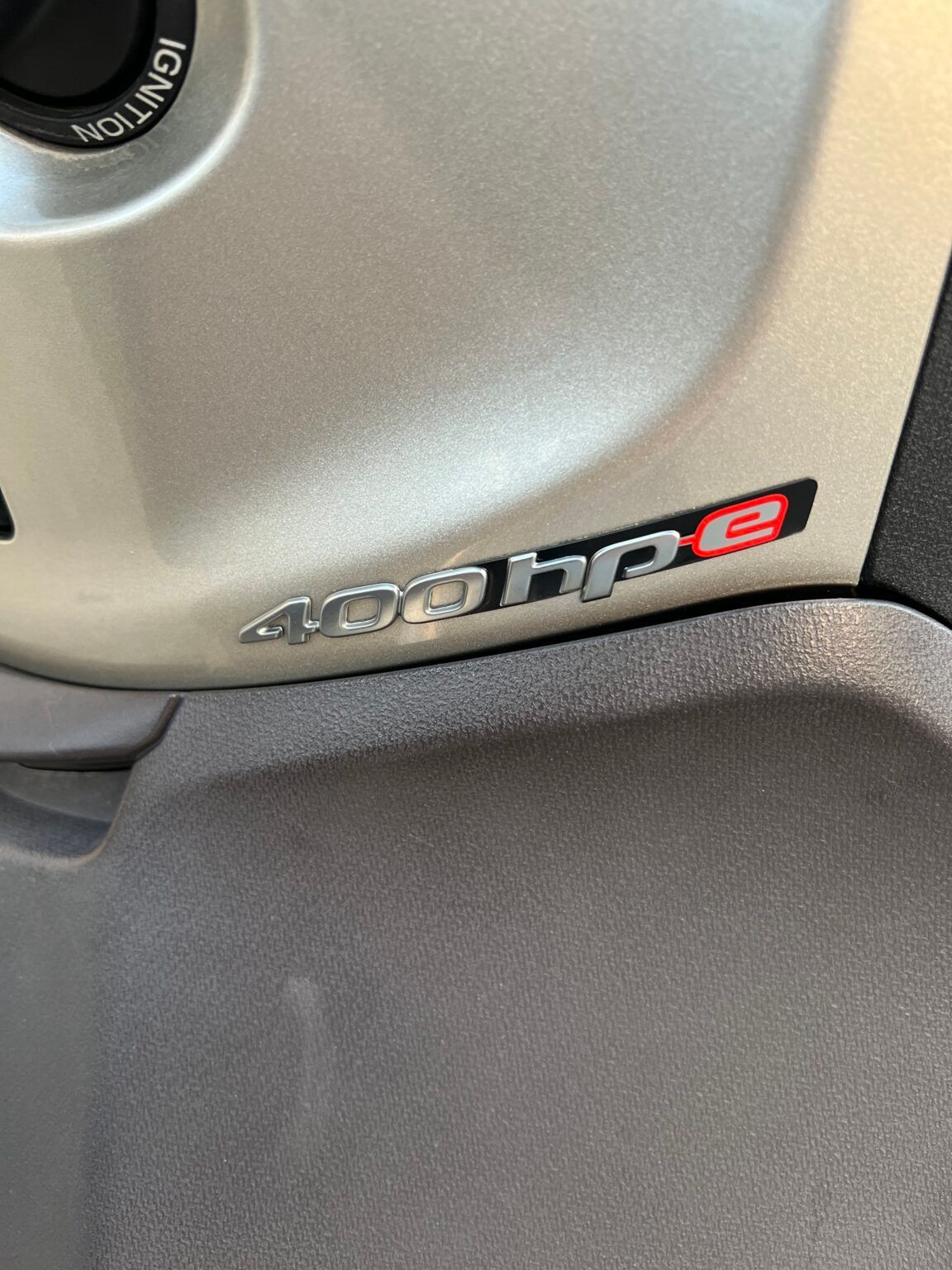 Pannello scooter argentato con emblema 