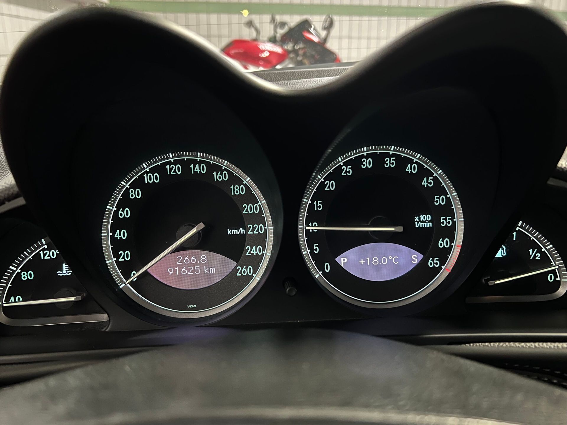 Cruscotto di un'auto con indicatori illuminati, tachimetro a 60 km/h, contachilometri segnato 176281 km.