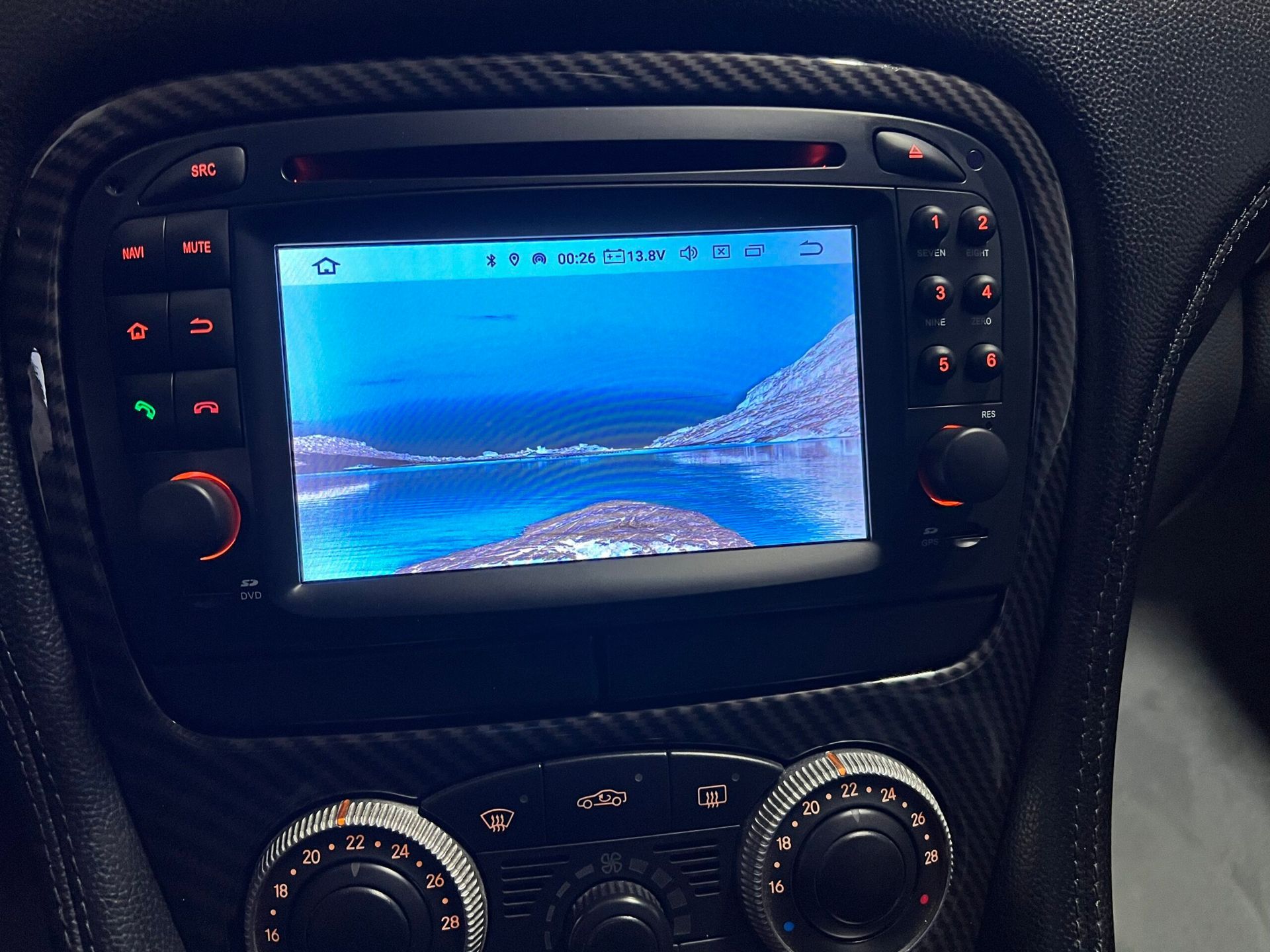 Cruscotto di un'auto con display digitale