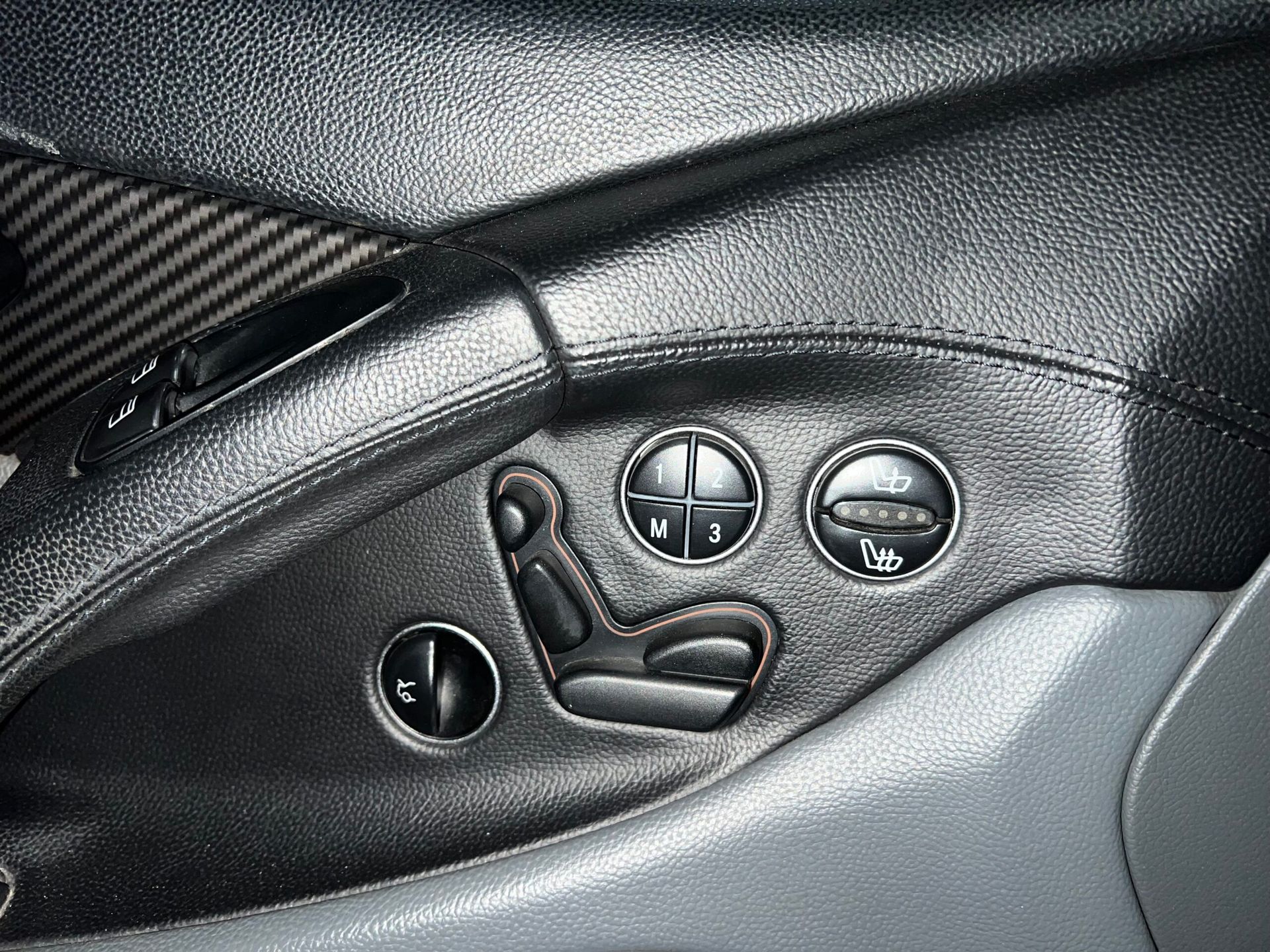 Comandi per sedili auto neri con pulsanti per la regolazione del sedile.