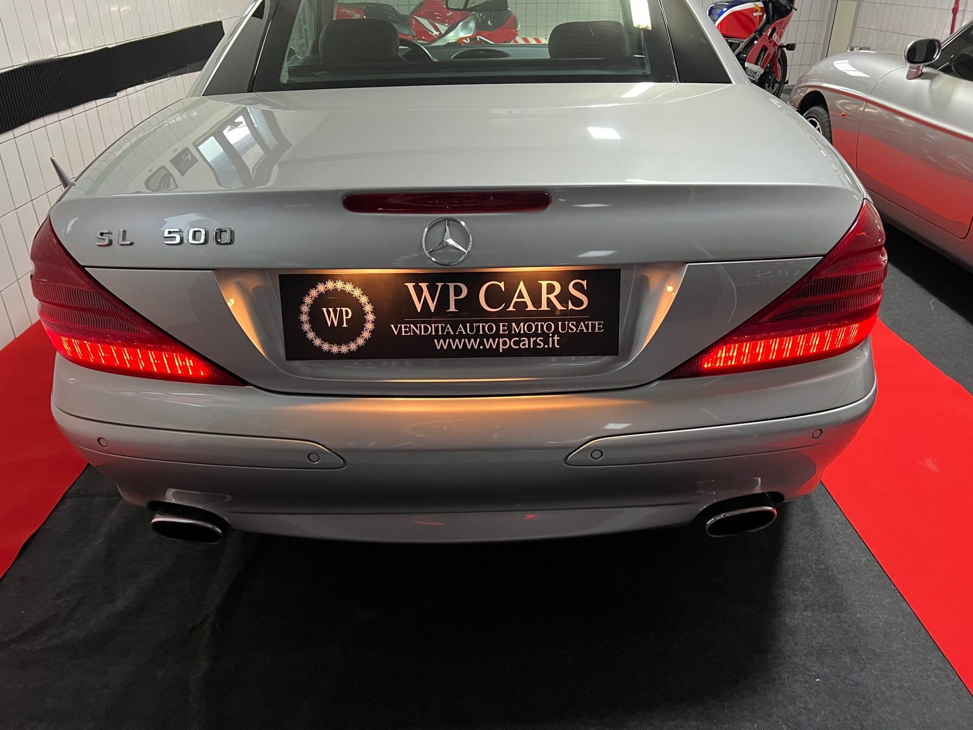 Vista posteriore di una Mercedes-Benz SL 500 argentata con targa