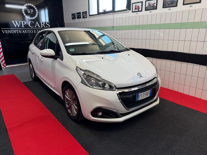 SUV Opel Mokka bianco parcheggiato in uno showroom con interni neri e rossi.