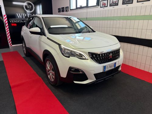 SUV Opel Mokka bianco parcheggiato in uno showroom con interni neri e rossi.