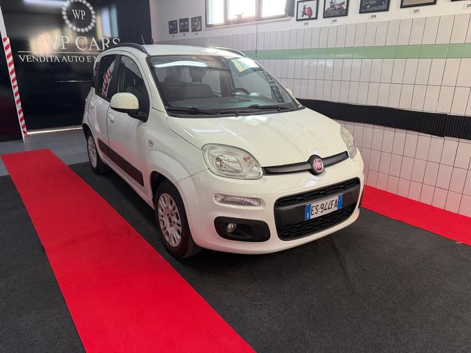 SUV Opel Mokka bianco parcheggiato in uno showroom con interni neri e rossi.