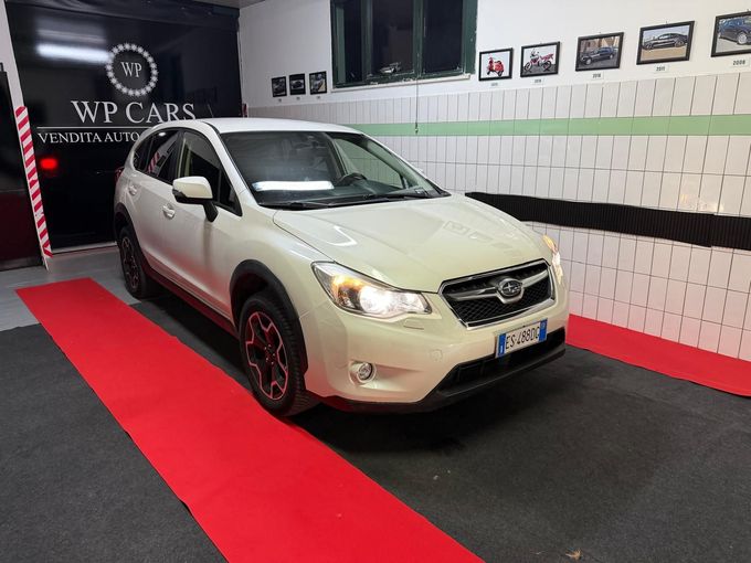 SUV Opel Mokka bianco parcheggiato in uno showroom con interni neri e rossi.