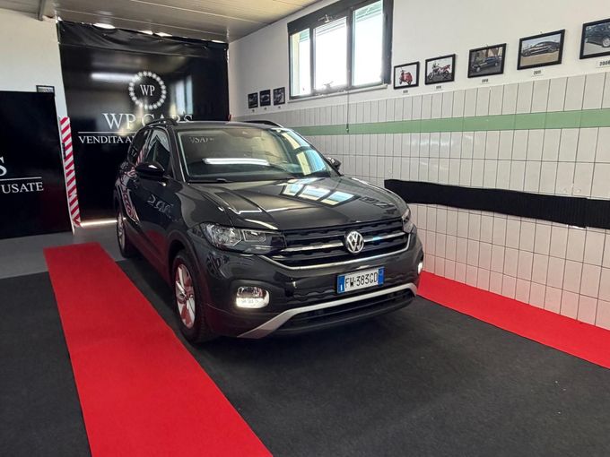 SUV Opel Mokka bianco parcheggiato in uno showroom con interni neri e rossi.