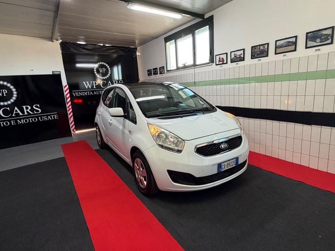 SUV Opel Mokka bianco parcheggiato in uno showroom con interni neri e rossi.
