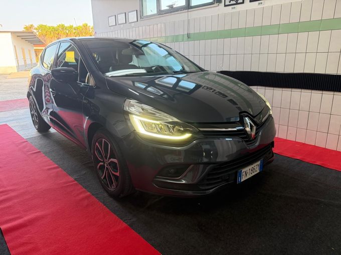 SUV Opel Mokka bianco parcheggiato in uno showroom con interni neri e rossi.