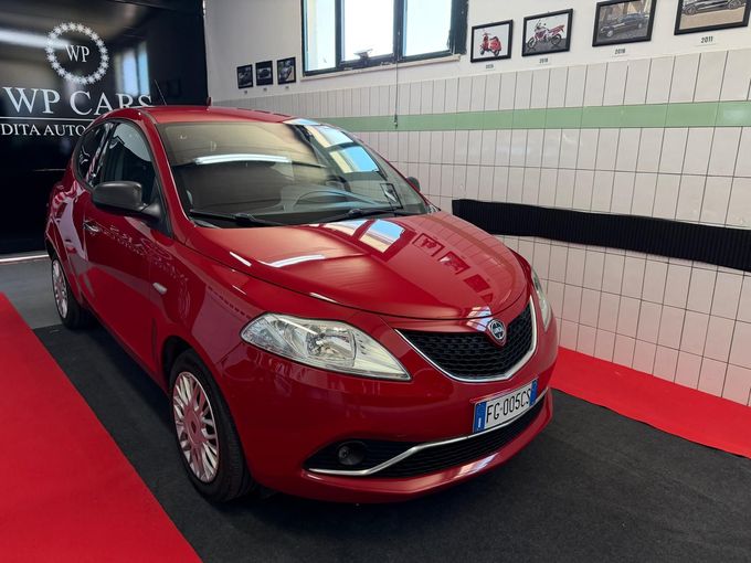 SUV Opel Mokka bianco parcheggiato in uno showroom con interni neri e rossi.