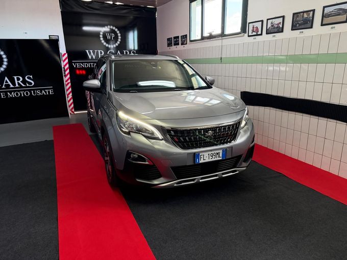 Citroën Picasso grigia parcheggiata in un garage, vista frontale.